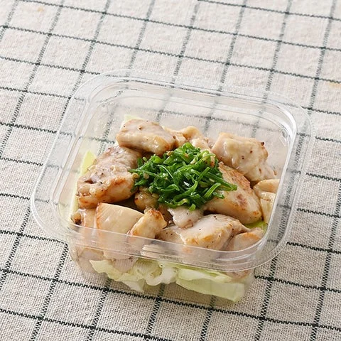 透明な容器に入ったねぎ塩チキン