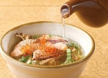 焼きめしに出汁をかけている様子