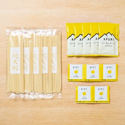 柚子塩らーめん5食入りの内容物(乾麺5袋、スープ5袋、かやく5袋)