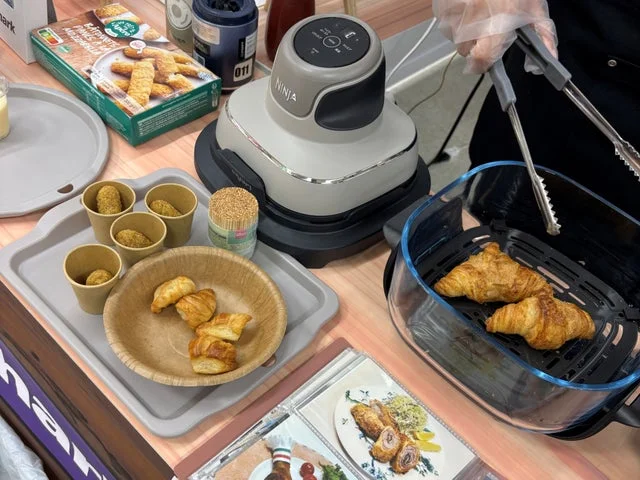 店頭試食イベントでNinja Crispiを使用して調理中の様子