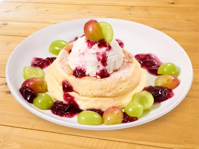 2色のぶどうとレアチーズクリームをトッピングしたリコッタパンケーキ（通常サイズ）