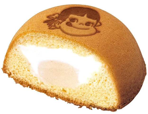 ペコちゃんの焼き印が押されたツインほっぺの断面と中のクリーム