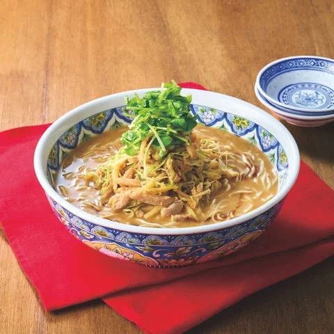 黒酢鶏白湯麺の調理済みメニュー写真。