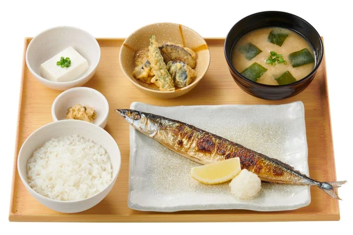 揚げ出し茄子小鉢が付いたさんまの塩焼定食