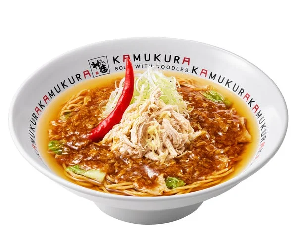 黒酢仕立ての酸辣湯麺に蒸し鶏をトッピングしたもの
