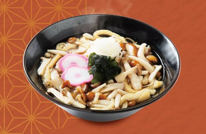4種のきのこがトッピングされた温かい蕎麦またはうどん
