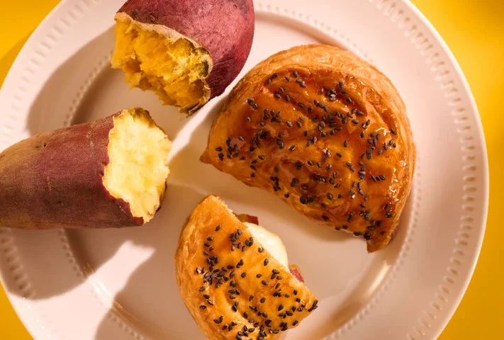焼き芋と、半分にカットされた焼きたてカスタードおいもパイ。