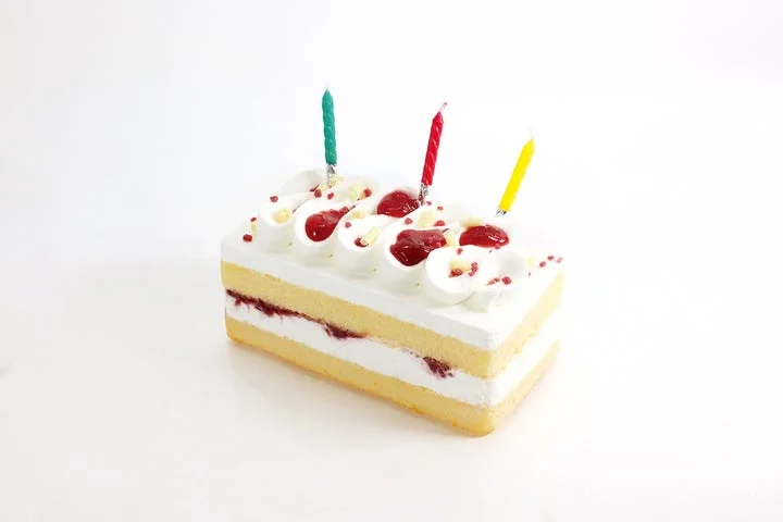 キャンドルが飾られたショートケーキ型のセミフレッドケーキ