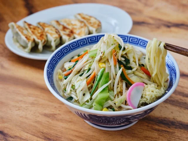 炒め野菜と太麺が入ったタンメンと、焼き餃子