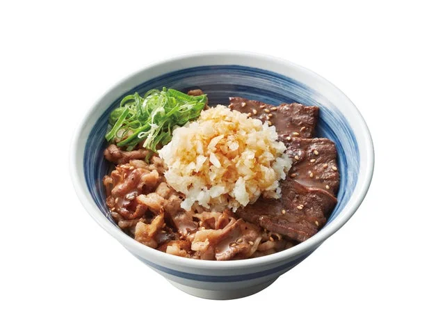 青い縞模様の丼に、塩だれで味付けした牛肉、粗挽き大根おろし、ネギが乗った牛カルビ丼