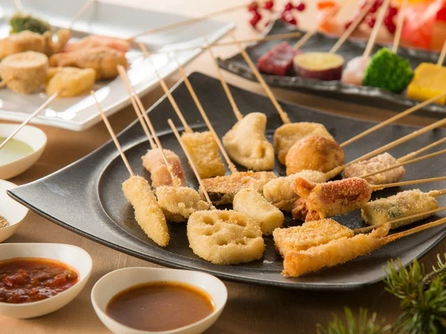 串に刺された揚げ物や焼き物が並ぶ串揚げ・串天の料理