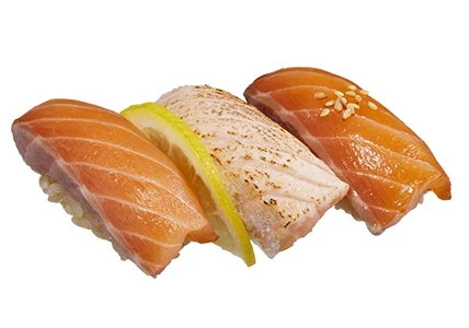 レモンを添えた炙り生サーモンと、白身魚の握り寿司