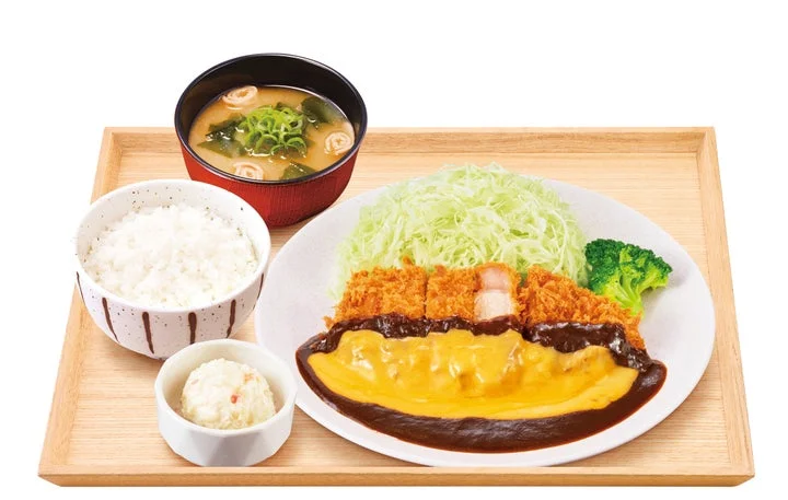 デミグラスソースとチーズソースをかけたとんかつ定食