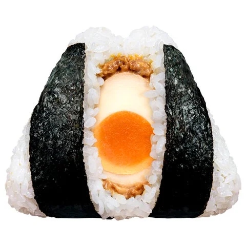 海苔で包まれたおむすびの断面に煮たまごと肉そぼろが挟まれている