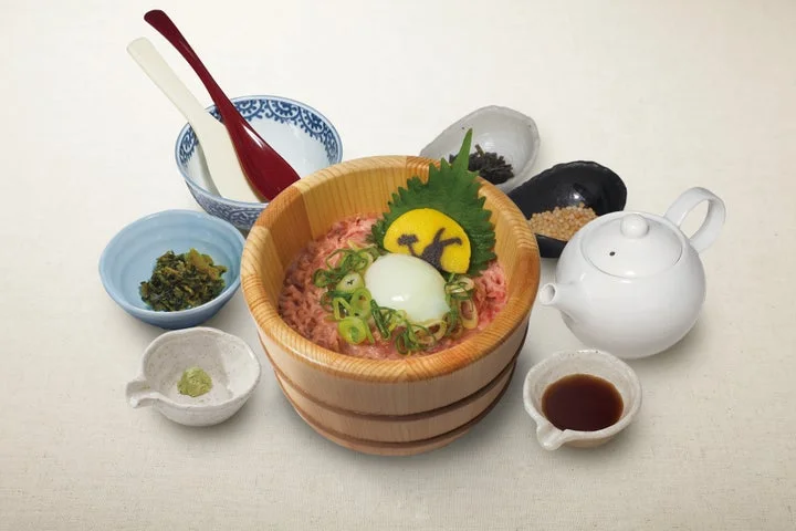 木製のおひつに盛られたまぐろたたき月見おひつごはんと、だしや薬味などのセット