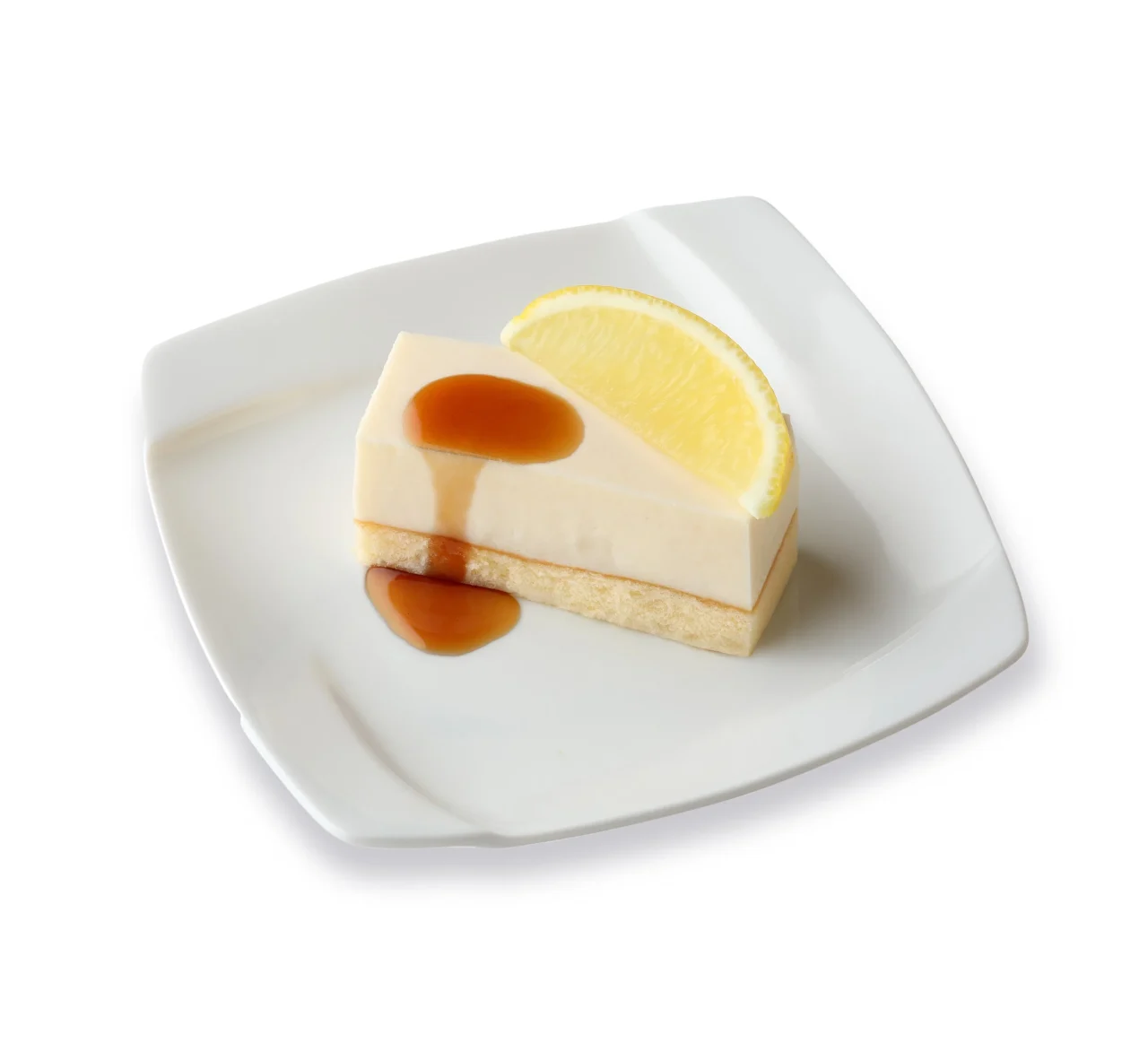 レモンのレアチーズケーキ ~琥珀(こはく)紅茶ソース~の白い皿盛付画像