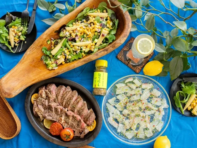 ほりにしニューレモンを使用したステーキ、カルパッチョ、サラダなどの料理