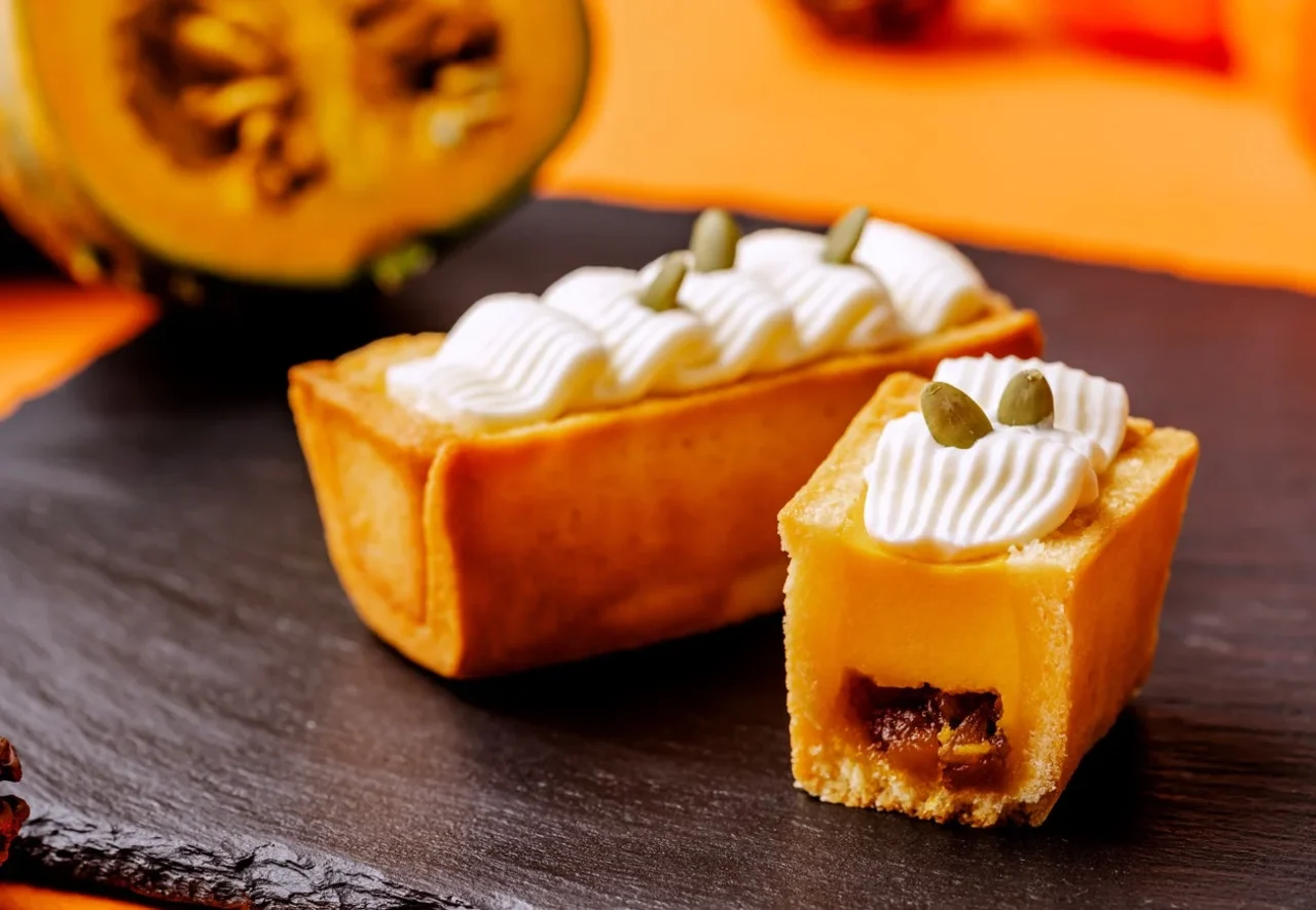 パンプキンパインエッグタルトの断面とクリームチーズクリームを添えた外観