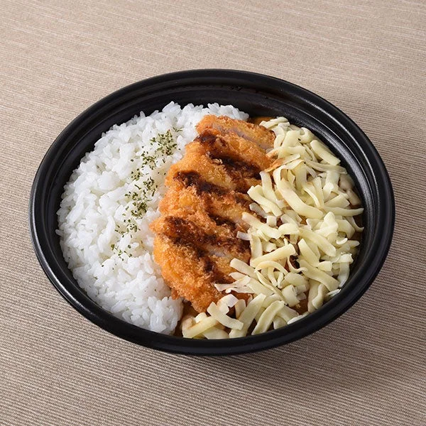 スパイス香る！ロースかつカレー（チーズのせ）の黒い容器に入った外観