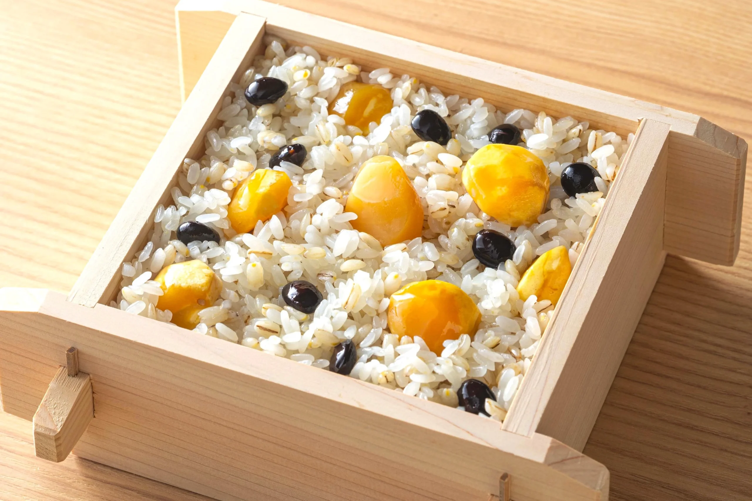 木箱に入ったもち麦入り栗豆おこわ
