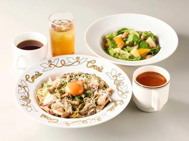 パスタ、フルーツサラダ、ドリンクバー、スープバーが揃ったセットメニュー