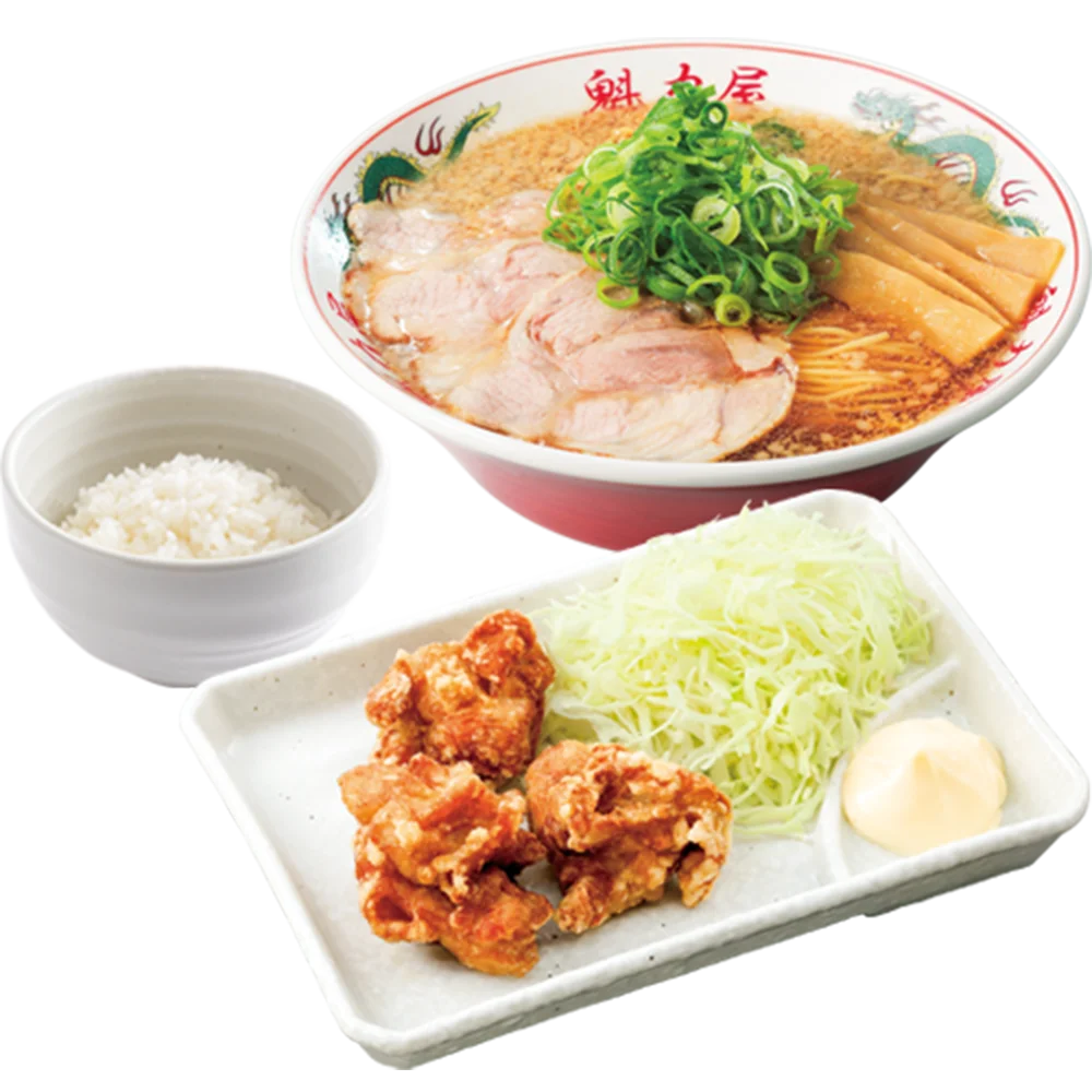 唐揚げ定食の唐揚げ、千切りキャベツ、マヨネーズ、ご飯、ラーメン