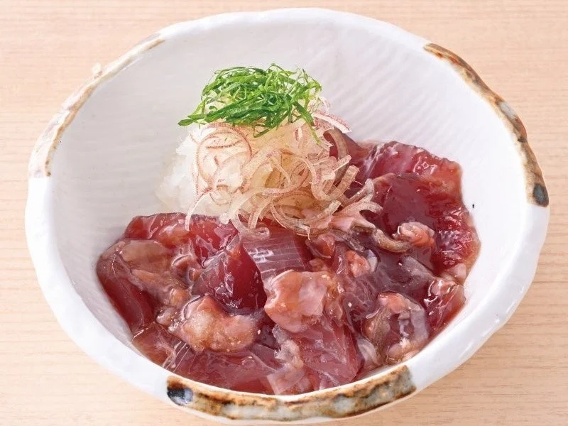 鰹の酒盗和え。赤身の鰹と薬味を和えた料理