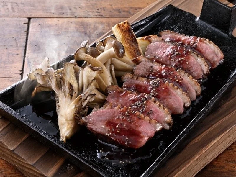 秋香る合鴨の炭火仕立て鉄板焼～赤ワインソース～の鉄板盛り付け