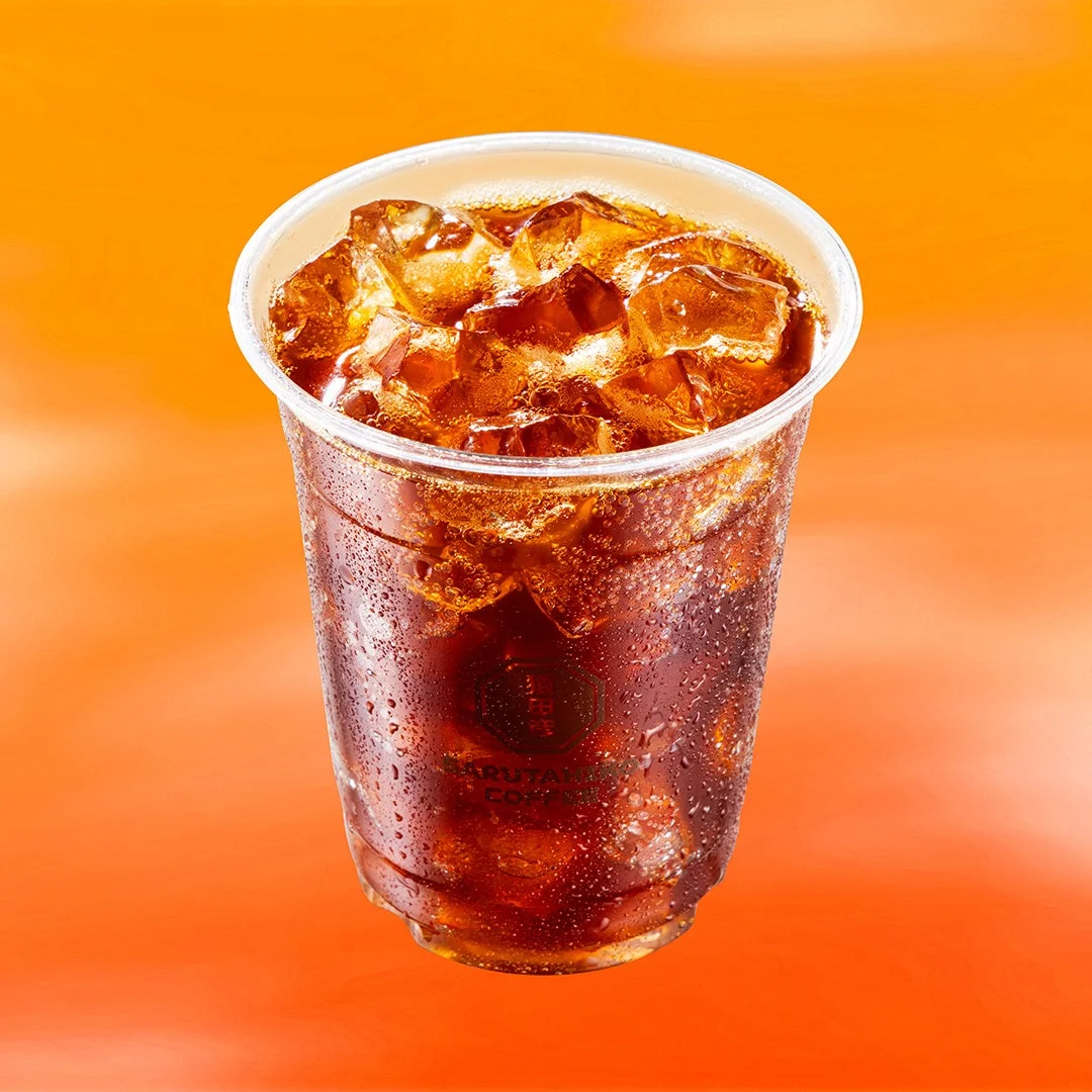 コーヒースパークコーラの氷入り透明カップ飲料