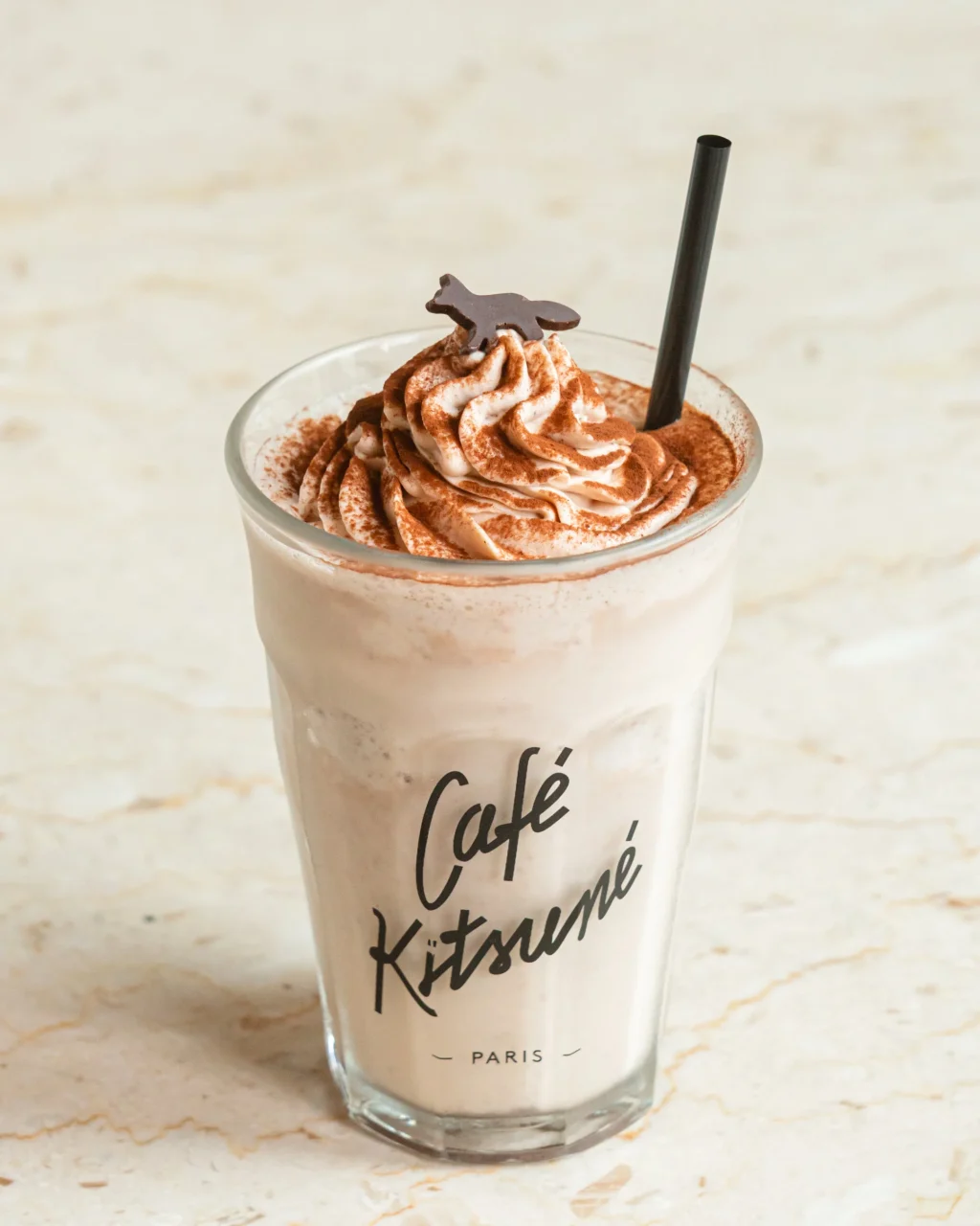 マロンショコラシェイク。ホイップクリームとキツネ型チョコレートをトッピングしたグラス