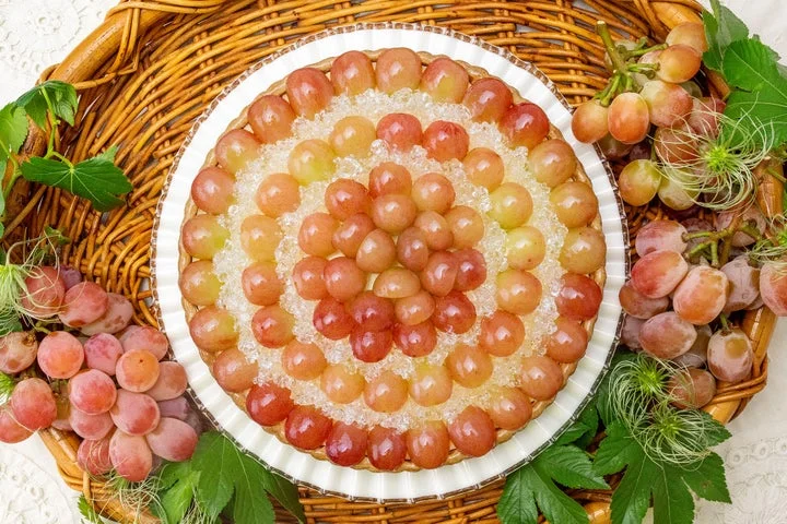 サンシャインレッドのタルトのホールケーキ。