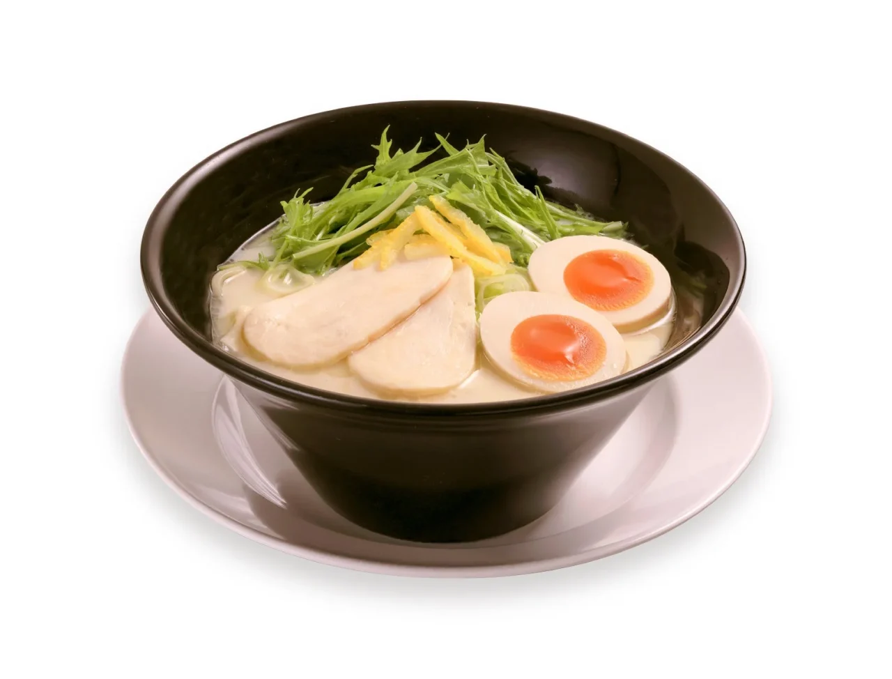 鶏白湯らーめんの白湯スープに蒸し鶏、味玉、水菜、ゆず皮が添えられた様子