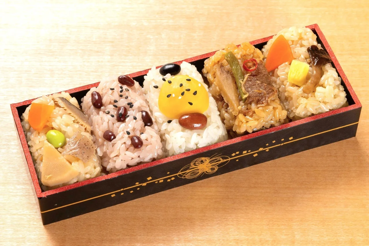 「国産きのこと栗のおこわ」の黒い長方形の箱に入った5種類のおこわ