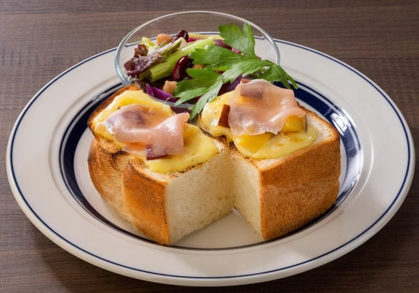 お芋づくしのロールパンケーキ～みたらし～のタルティーヌとサラダ