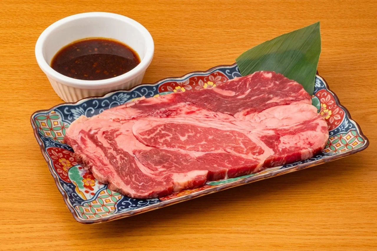 大判ロースステーキの生肉と特製オニオンソース