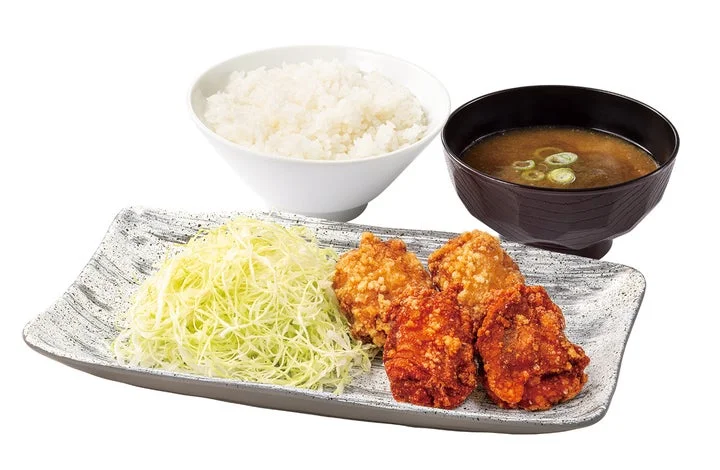 旨辛にんにくからあげ合盛り定食のご飯と味噌汁付きセット