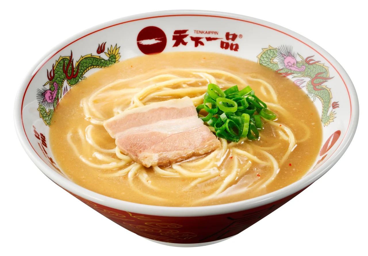 お水がいらない 天下一品の完成品。チャーシューと九条ねぎを添えた中太麺とこってりスープ。