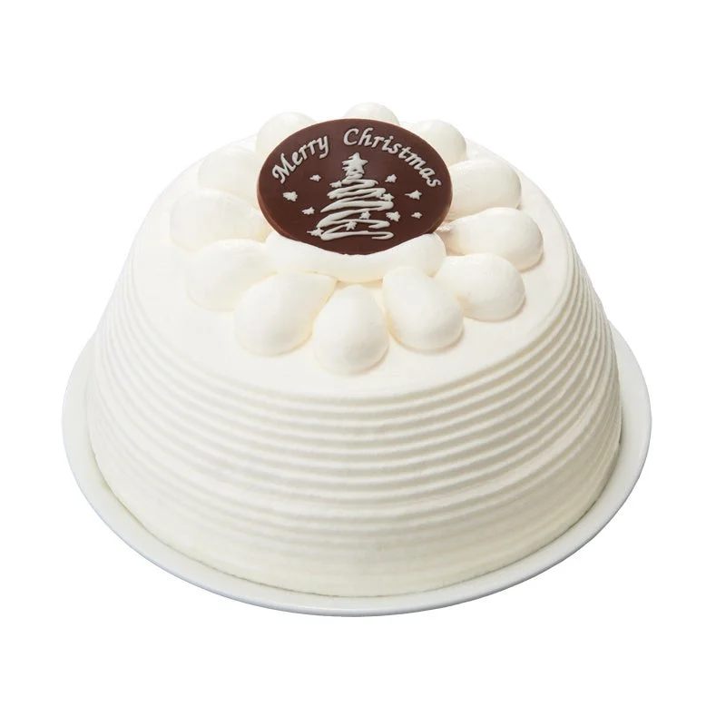 ホイップクリームで覆われたドーム型のクリスマスケーキ
