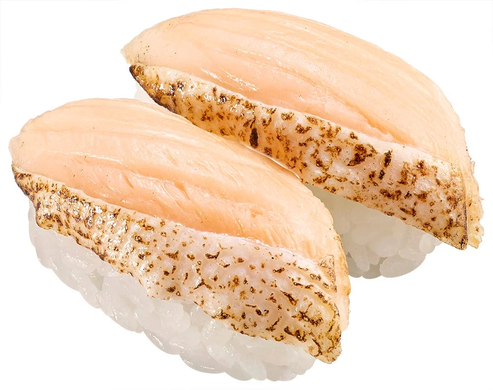 焼とろサーモンの握り寿司2貫。脂のりの良いサーモンに炙り目がついている。