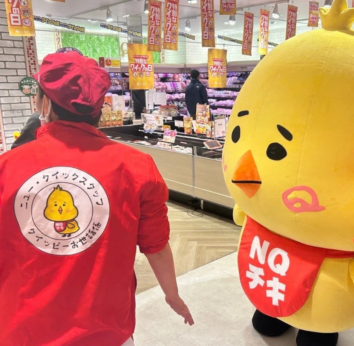 黄色い鳥のキャラクター「クイッピー」が店内に登場する様子