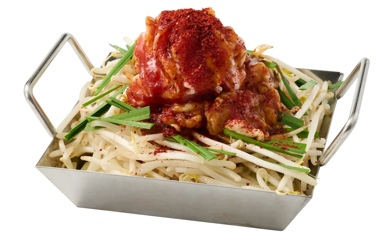 ちりとり鍋。金属製容器にもやしとネギ、赤い調味料をかけた肉が盛られている