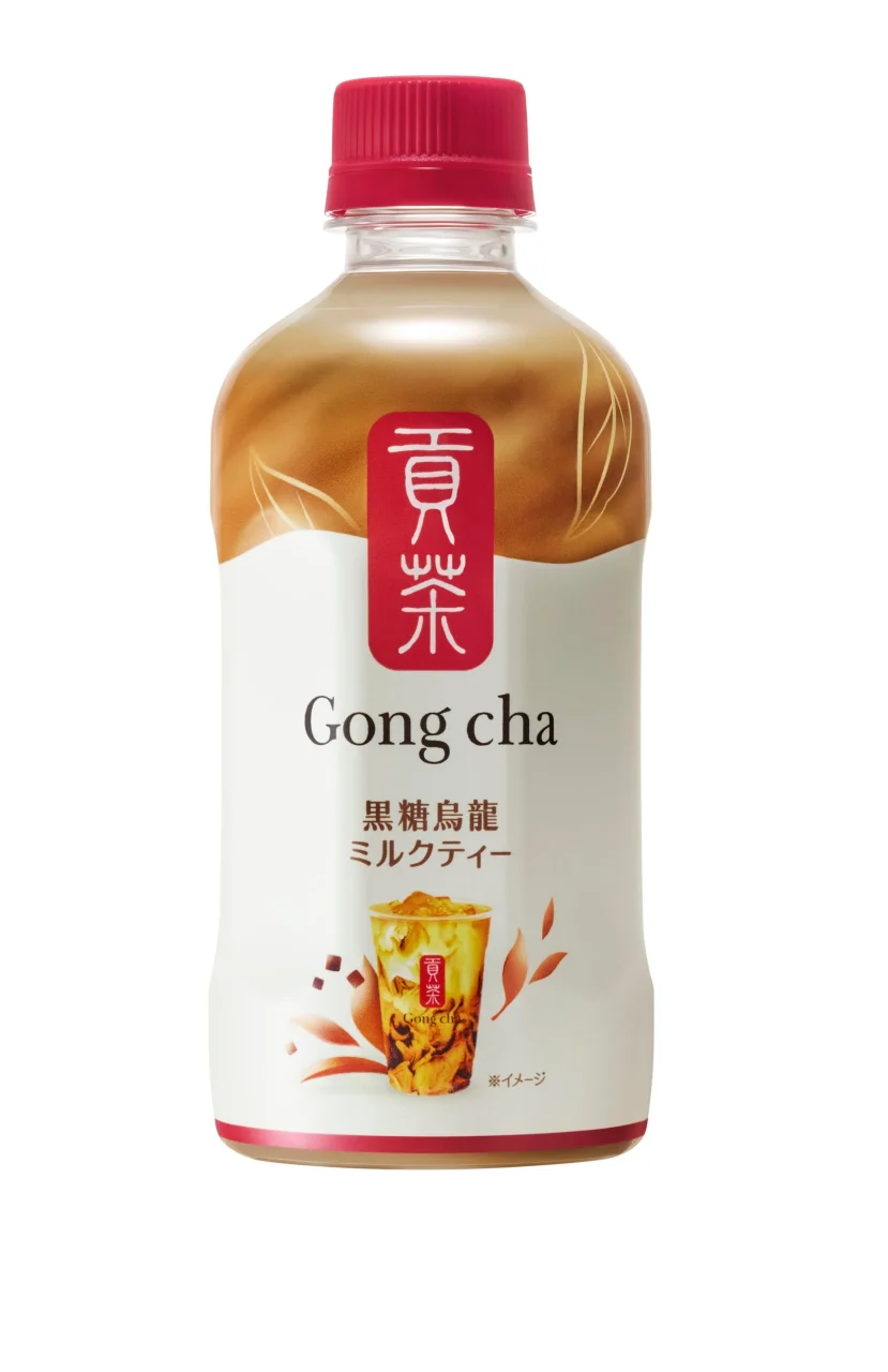 貢茶 黒糖烏龍ミルクティーのペットボトル。赤いキャップと白地に茶色のラベル。