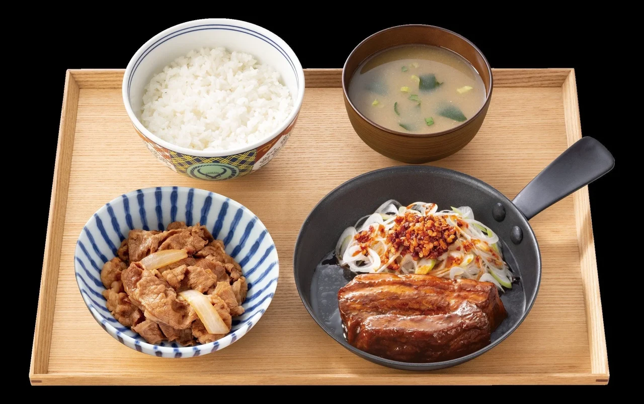 厚切り豚角煮牛小鉢定食。豚角煮、牛小鉢、ご飯、みそ汁が木製トレイに並ぶ