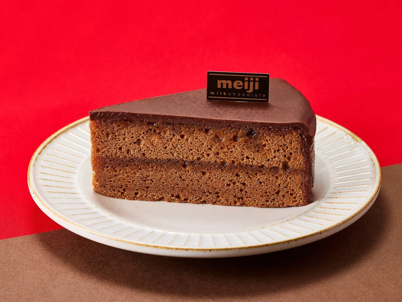 ザッハトルテ～濃くて深いチョコレートケーキ～の断面とmeijiのチョコプレート