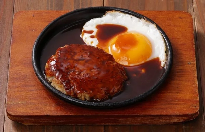 目玉焼きがトッピングされた特製チキンハンバーグステーキ