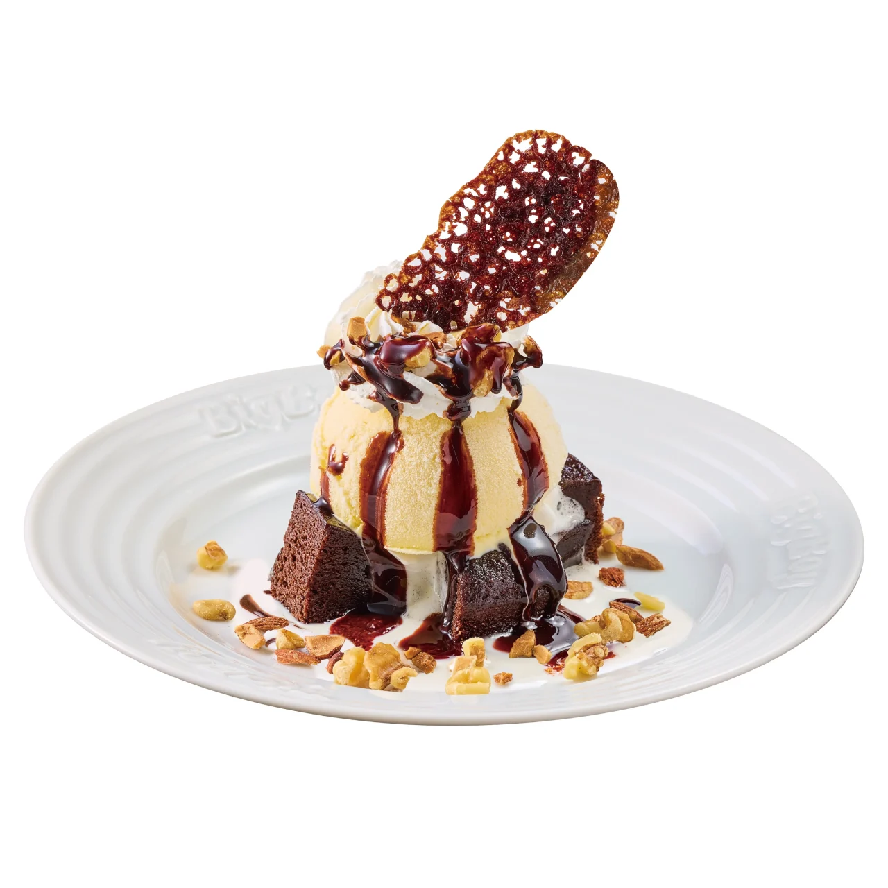 ブラウニーチョコファッジサンデー。バニラアイスとブラウニーにチョコソースとナッツを添えたデザート。