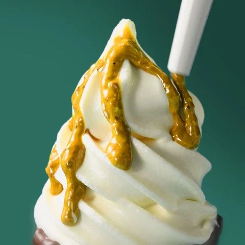 ジェラートにピスタチオソースをかけている様子