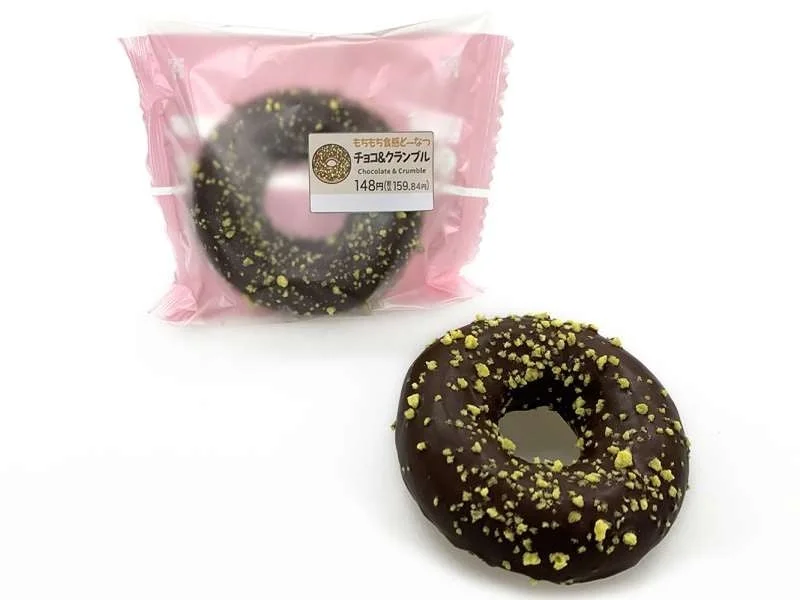 もちもち食感どーなつ チョコ＆クランブルの個包装と、クランブルを散らしたチョコがけドーナツ