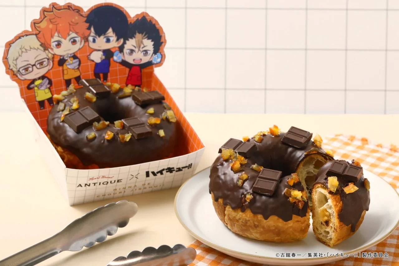 飛べ!烏野オレンジチョコリング。チョココーティングのリング型パンと、キャラクターイラスト入りのパッケージ。