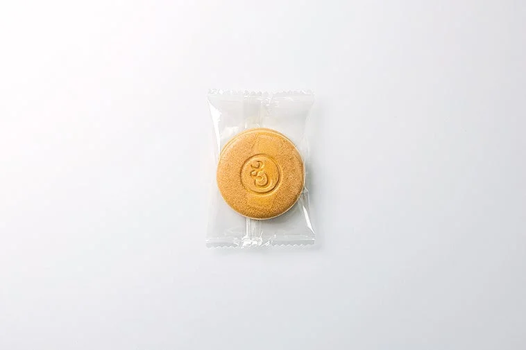 キャラメル風味の最中皮を透明包装した状態